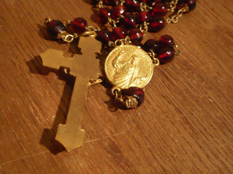 イタリア製ロザリオ（赤ガラスビーズ、真鍮ゴールドクロス）、宗教用品、宗教道具　LCJ 0460（5）