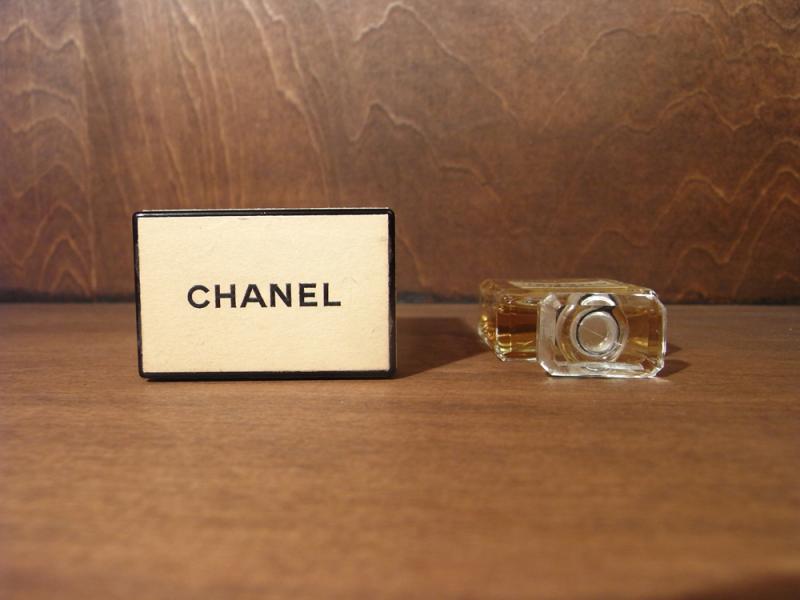 CHANEL N°19 香水瓶、ミニチュア香水ボトル、ミニガラスボトル、サンプルガラス瓶　LCC 0008（4）