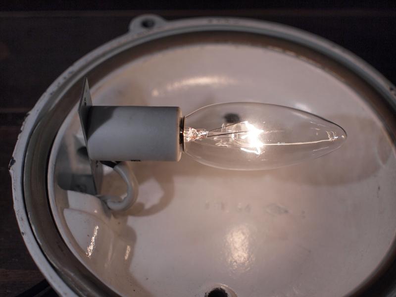 ウォールブラケット、壁ブラケット照明、ウォールランプ、ライト、レトロ照明、フランス製カプセルランプ、白カプセルランプ　LCB 0419（2）