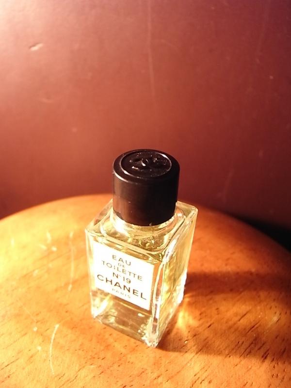 CHANEL N°19 香水瓶、ミニチュア香水ボトル、ミニガラスボトル、サンプルガラス瓶　LCC 0087（4）