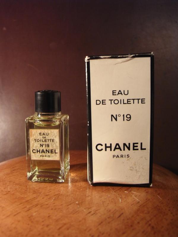 CHANEL N°19 香水瓶、ミニチュア香水ボトル、ミニガラスボトル、サンプルガラス瓶　LCC 0670（2）
