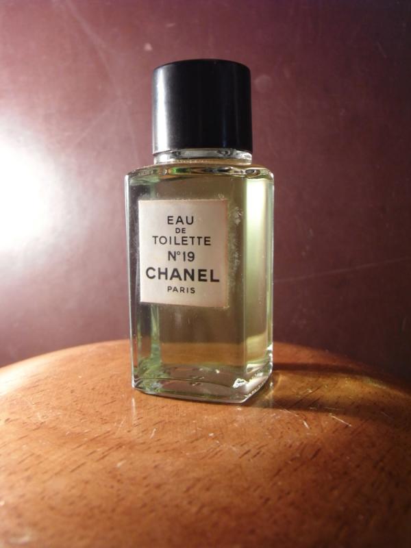 CHANEL N°19 香水瓶、ミニチュア香水ボトル、ミニガラスボトル、サンプルガラス瓶　LCC 0683（3）