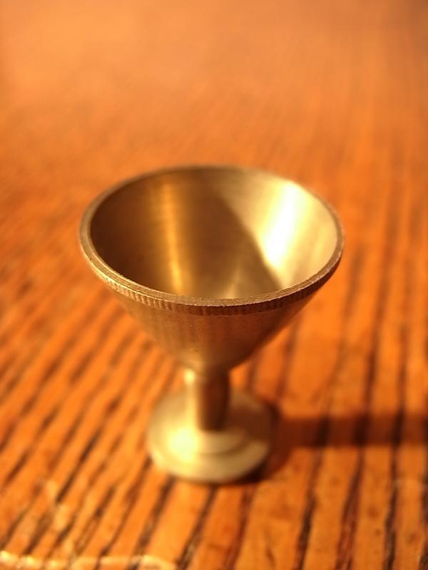 イタリア製真鍮カップ置物、ミニチュア杯、ドールハウス用小物　LCM 4511（2）