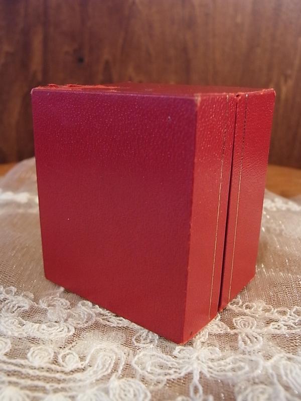 イタリア製赤色リングホルダー、レッドベルベット宝石箱、ベッチンジュエリーディスプレイ　LCM 6764（6）