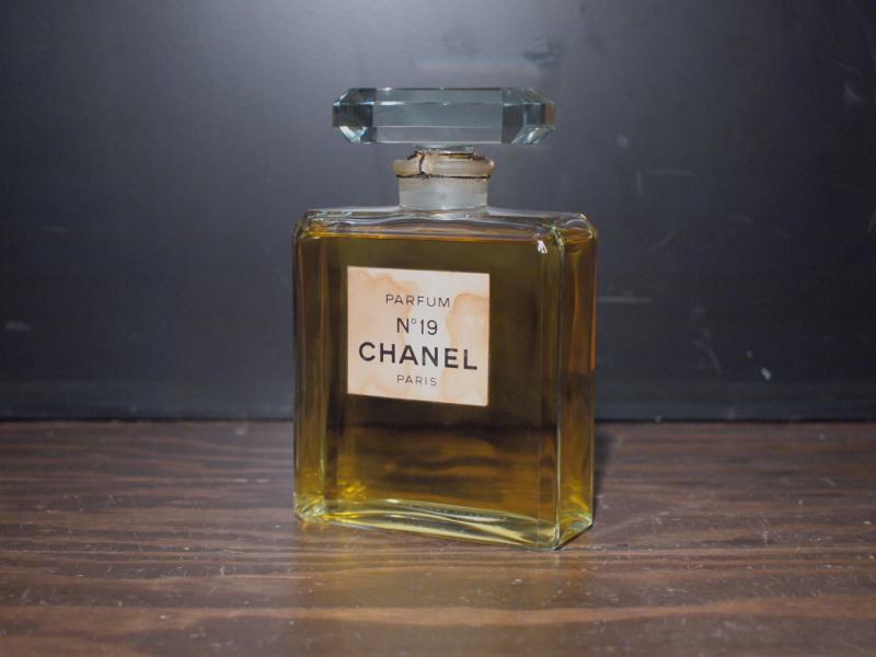 CHANEL N°19 香水瓶、香水ボトル、ガラスボトル、サンプルガラス瓶　LCC 0924（2）