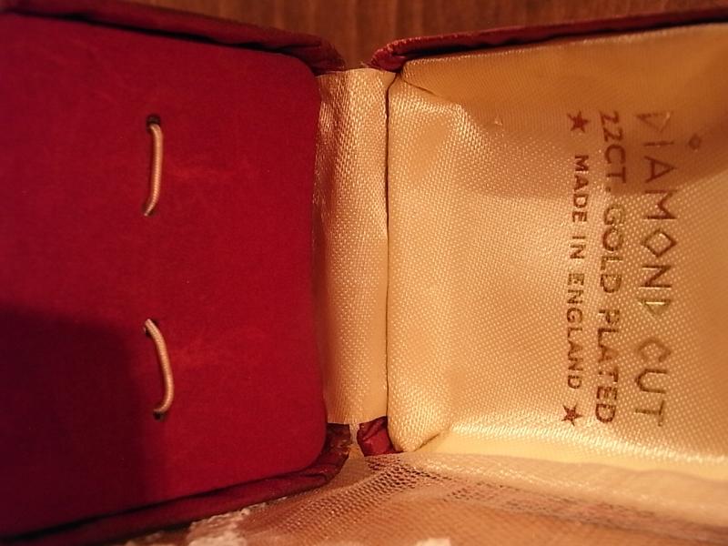 イギリス製赤ジュエリーホルダー、宝石ケース、レッド宝石箱、ジュエリーディスプレイ、かわいいジュエリーケース　LCM 6984（6）