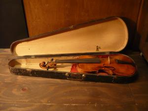 display violin with case