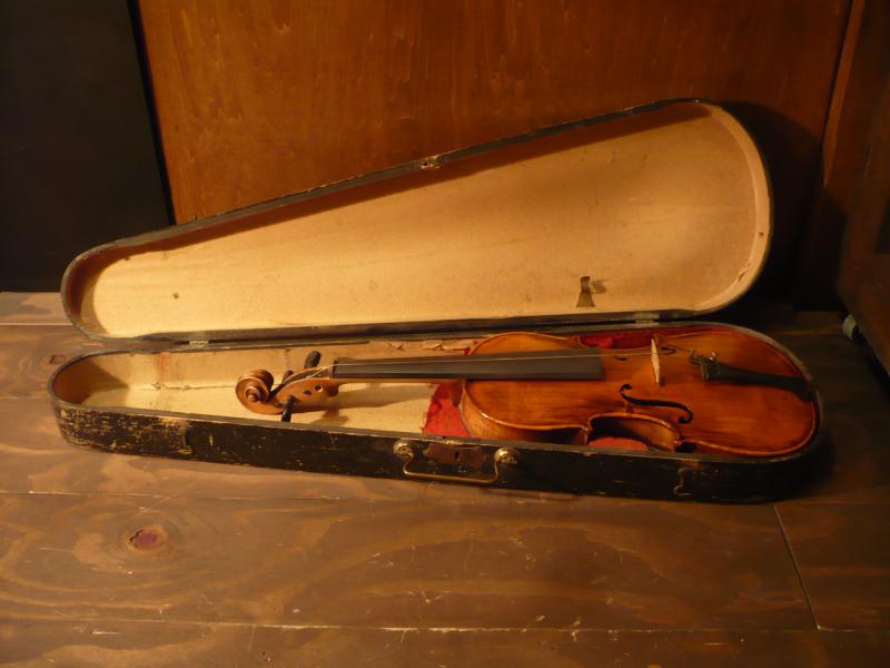 display violin with case