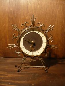 retro table clock