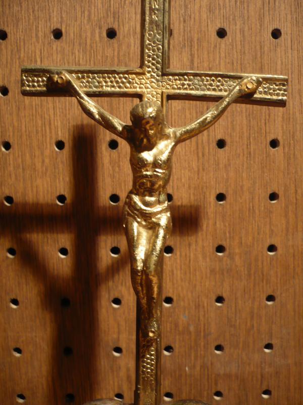 宗教用品、置物（真鍮製クロススタンド、置型の十字架燭台つき）　LCJ 0481（3）