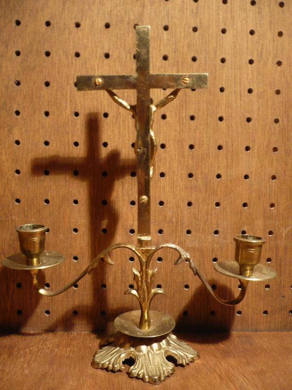 宗教用品、置物（真鍮製クロススタンド、置型の十字架燭台つき）　LCJ 0481（5）