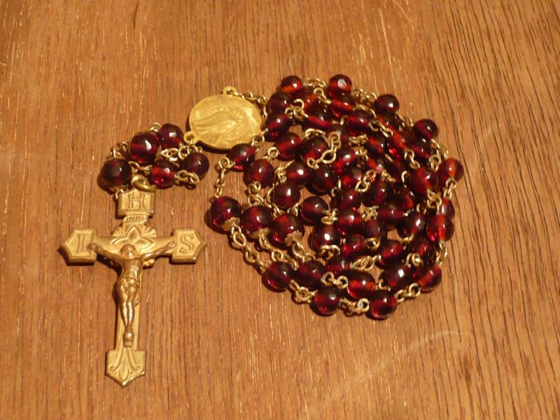 イタリア製ロザリオ（赤ガラスビーズ、真鍮ゴールドクロス）、宗教用品、宗教道具　LCJ 0460（2）