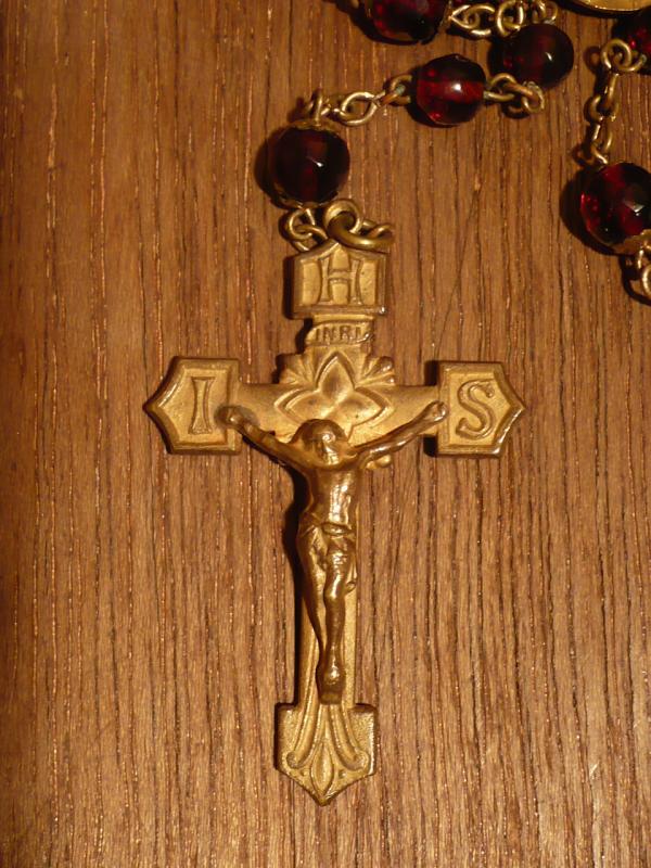 イタリア製ロザリオ（赤ガラスビーズ、真鍮ゴールドクロス）、宗教用品、宗教道具　LCJ 0460（3）