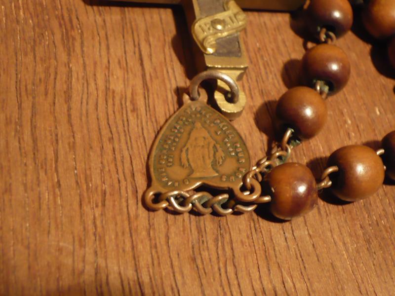 イタリア製ロザリオ（木ガラスビーズ、真鍮ゴールド×黒クロス）、宗教用品、宗教道具　LCJ 0461（3）