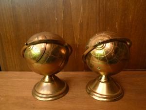 Globe ashtray & cigarette holder (pair)