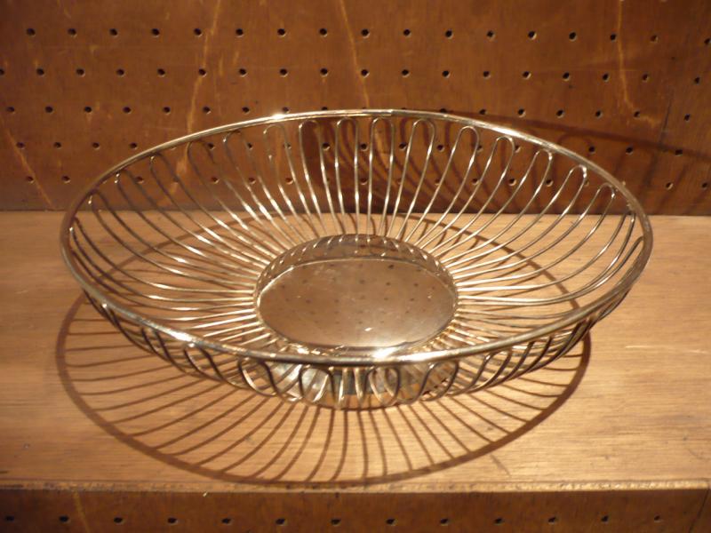 silver oval wire tray