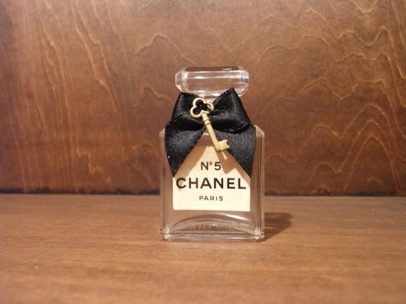 CHANEL N°5 香水瓶、ミニチュア香水ボトル、ミニガラスボトル、サンプルガラス瓶　LCC 0471（2）