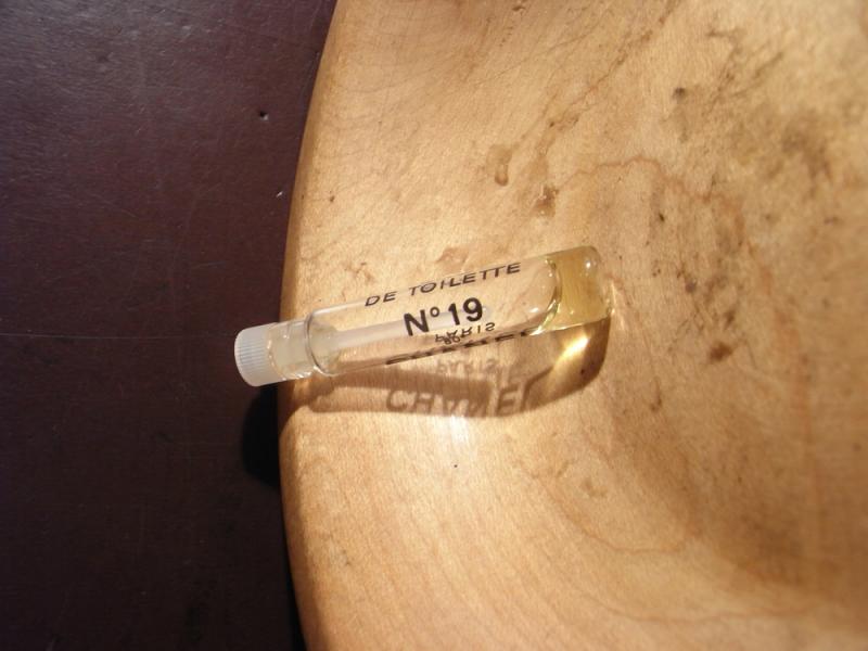 CHANEL N°19 香水瓶、ミニチュア香水ボトル、ミニガラスボトル、サンプルガラス瓶　LCC 0051（3）