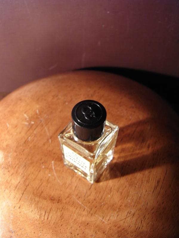 CHANEL CRISTALLE 香水瓶、ミニチュア香水ボトル、ミニガラスボトル、サンプルガラス瓶　LCC 0198（4）