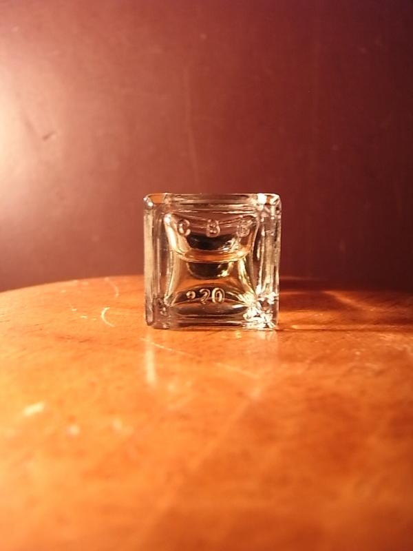 CHANEL CRISTALLE 香水瓶、ミニチュア香水ボトル、ミニガラスボトル、サンプルガラス瓶　LCC 0611（4）