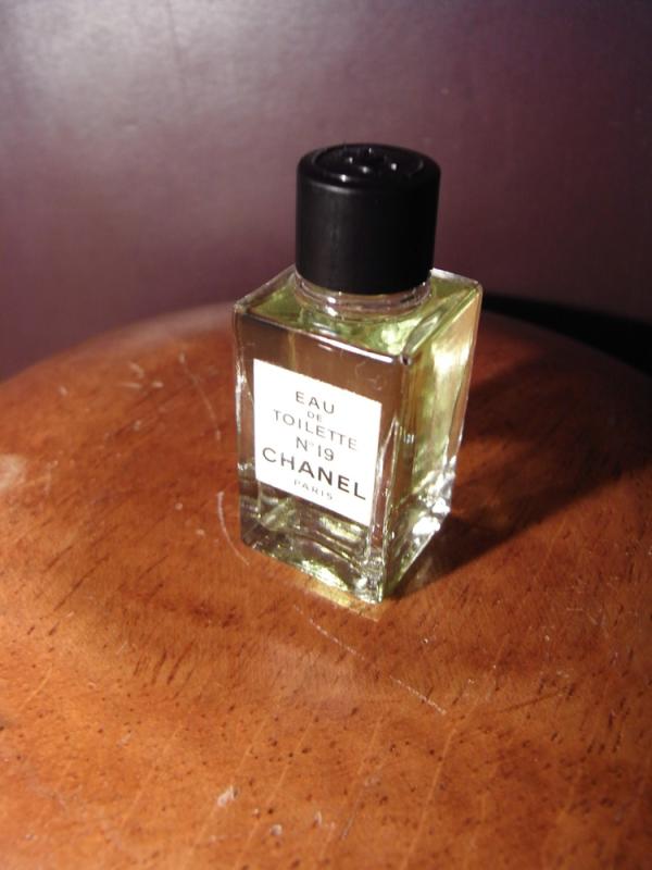 CHANEL N°19 香水瓶、ミニチュア香水ボトル、ミニガラスボトル、サンプルガラス瓶 LCC 0838(5)