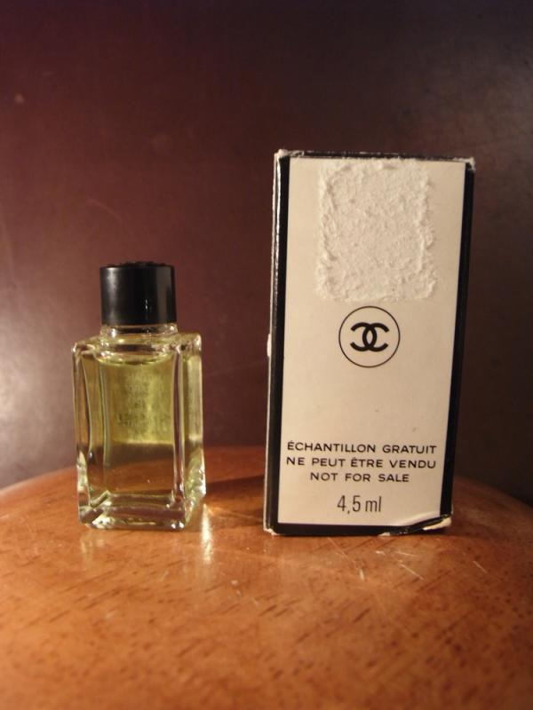 CHANEL N°19 香水瓶、ミニチュア香水ボトル、ミニガラスボトル、サンプルガラス瓶 LCC 0670(3)