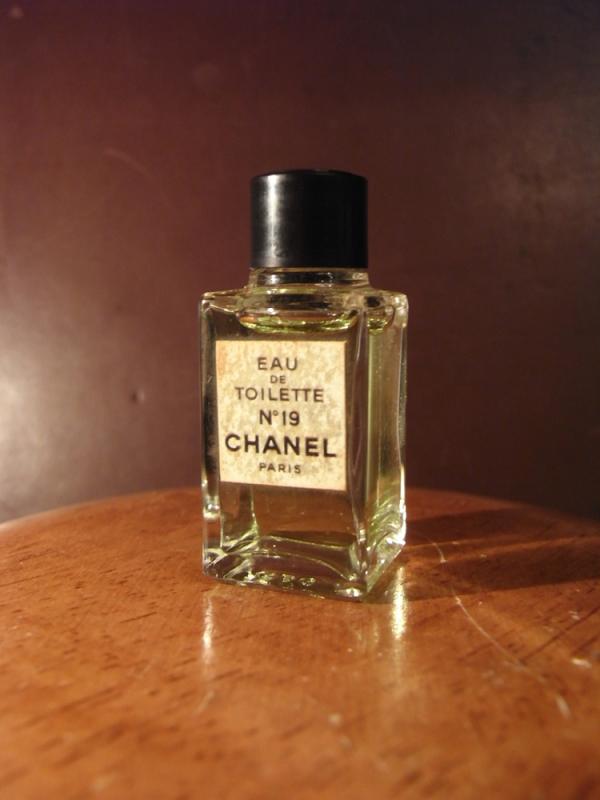 CHANEL N°19 香水瓶、ミニチュア香水ボトル、ミニガラスボトル、サンプルガラス瓶　LCC 0670（5）