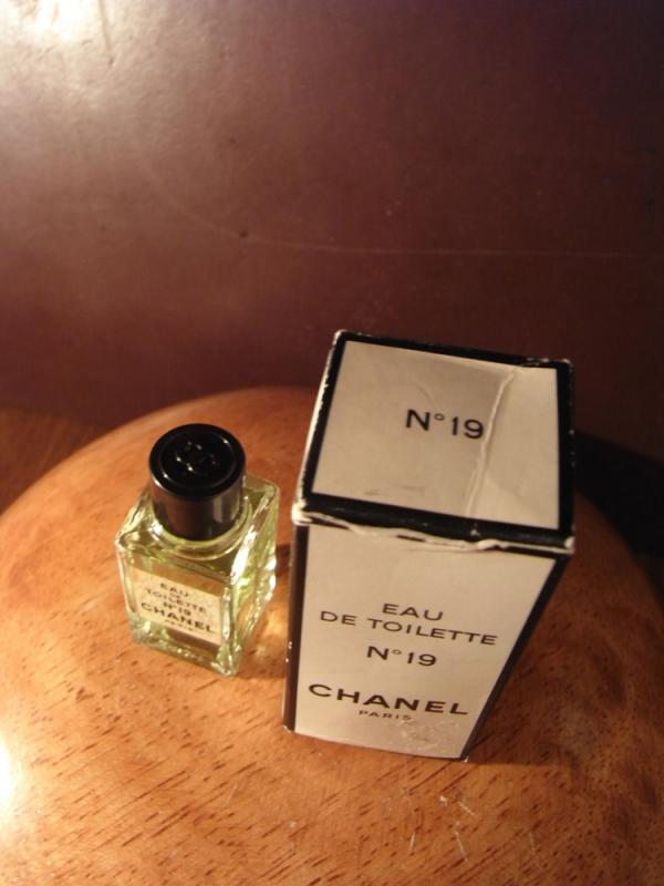 CHANEL N°19 香水瓶、ミニチュア香水ボトル、ミニガラスボトル、サンプルガラス瓶　LCC 0670（7）