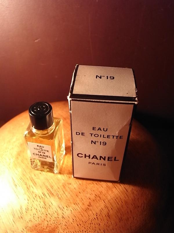 CHANEL N°19 香水瓶、ミニチュア香水ボトル、ミニガラスボトル、サンプルガラス瓶　LCC 0615（7）