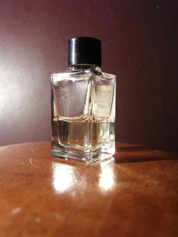 CHANEL CRISTALLE 香水瓶、ミニチュア香水ボトル、ミニガラスボトル、サンプルガラス瓶　LCM 4563（3）