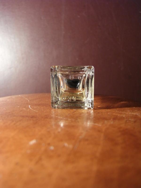 CHANEL CRISTALLE 香水瓶、ミニチュア香水ボトル、ミニガラスボトル、サンプルガラス瓶　LCM 4563（5）