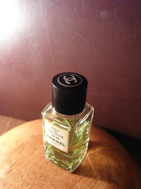 CHANEL N°19 香水瓶、ミニチュア香水ボトル、ミニガラスボトル、サンプルガラス瓶　LCM 4599（2）