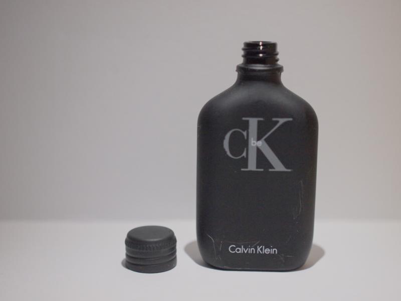 Calvin Klein/CK be香水瓶、ミニチュア香水ボトル、ミニガラスボトル、サンプルガラス瓶　LCC 0694（6）