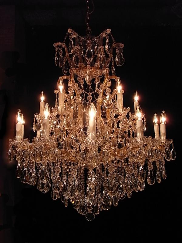Czechoslovak glass Maria Theresa chandelier 19灯（大型）