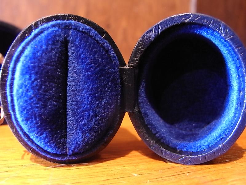 イタリア製青レザーリングホルダー、紺ベルベットリング差し、ベッチンリングディスプレイ　LCM 6117（3）