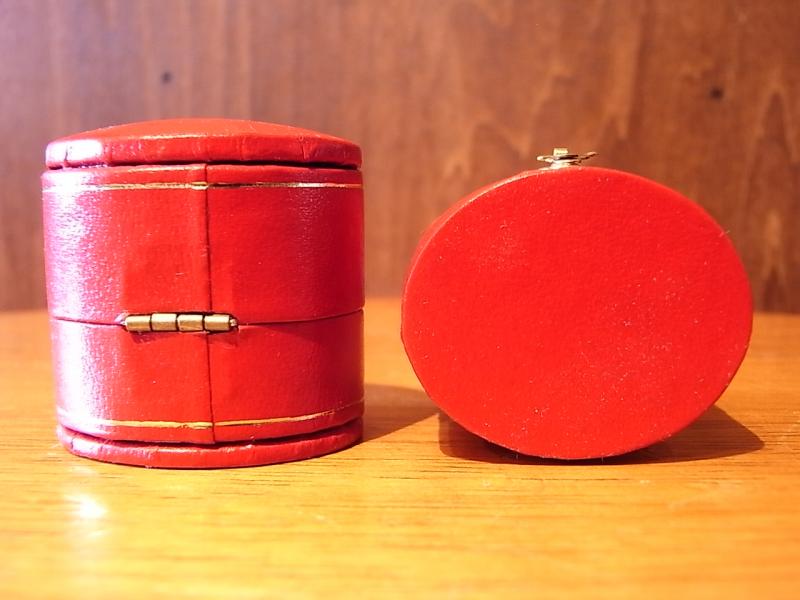 イタリア製赤レザーリングホルダー、革ベルベットリング差し、ベッチンリングディスプレイ　LCM 6118（5）