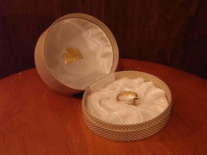イタリア製白×ゴールド宝石箱、ジュエリーケース、リングディスプレイ、リングケース　BCM 0235（3）