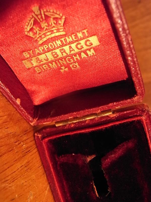 イギリス製赤色ジュエリーホルダー、レッドベルベットジュエリーケース、ベッチン宝石ディスプレイ　LCM 6449（7）