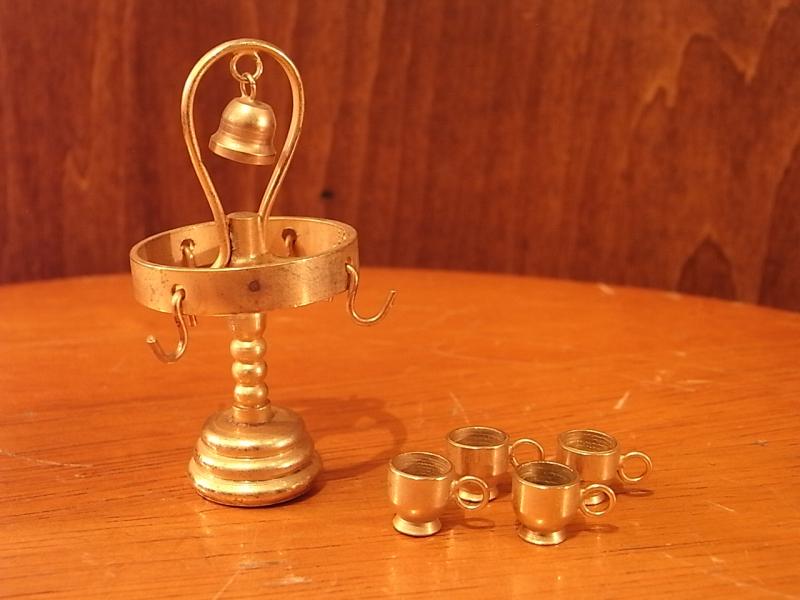 イタリア製真鍮カップタワー置物、ミニチュアコップスタンド、ドールハウス小物、テラリウム小物　LCM 6265（2）