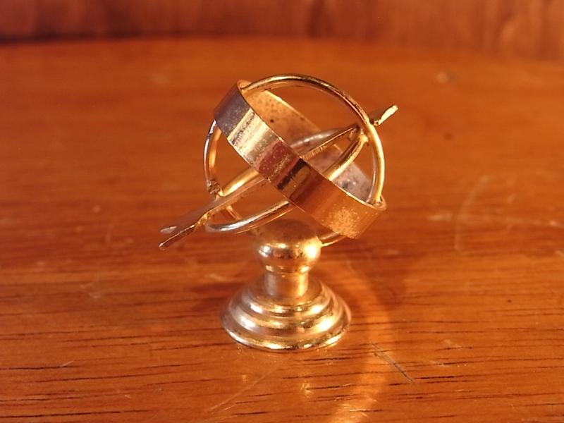 イタリア製真鍮天球儀置物、ミニチュア矢印惑星儀、ドールハウス小物、テラリウム日時計オブジェ　LCM 6252（3）