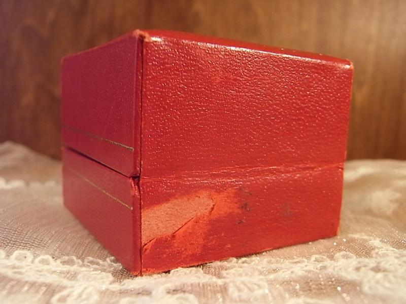 イタリア製赤色リングホルダー、レッドベルベット宝石箱、ベッチンジュエリーディスプレイ　LCM 6764（5）