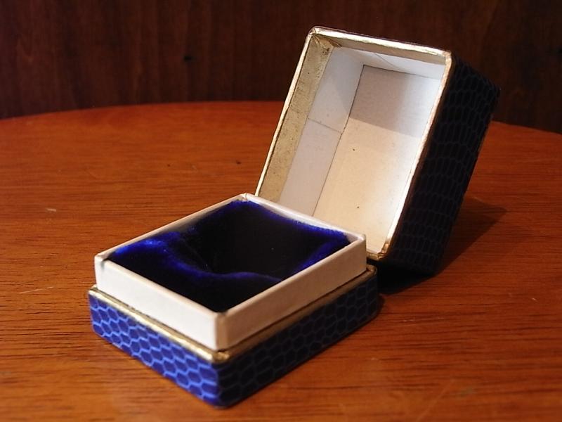 フランス製青色リングホルダー、ブルーベルベット宝石箱、ベッチンジュエリーディスプレイ　LCM 6775（2）