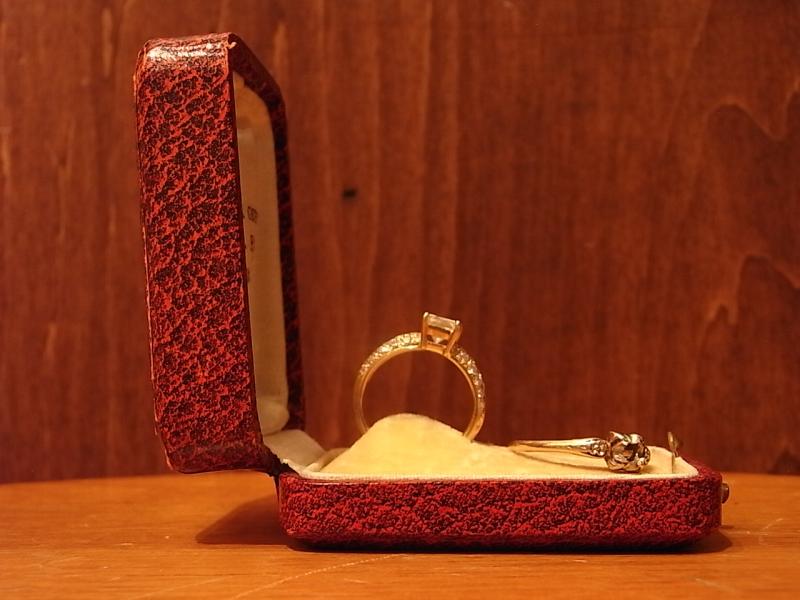 フランス製レッドリングホルダー、赤ベルベット宝石箱、ベッチンジュエリーディスプレイ　LCM 6782（4）
