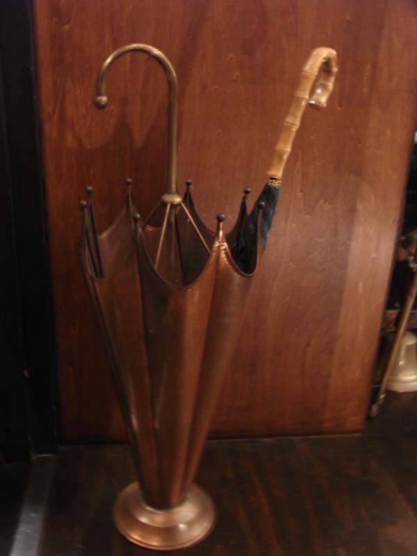 イタリア製傘型銅製傘立て、アンブレラスタンド、店舗用什器、玄関装飾 