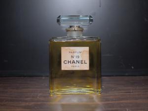 CHANEL / N°19 glass perfume bottle