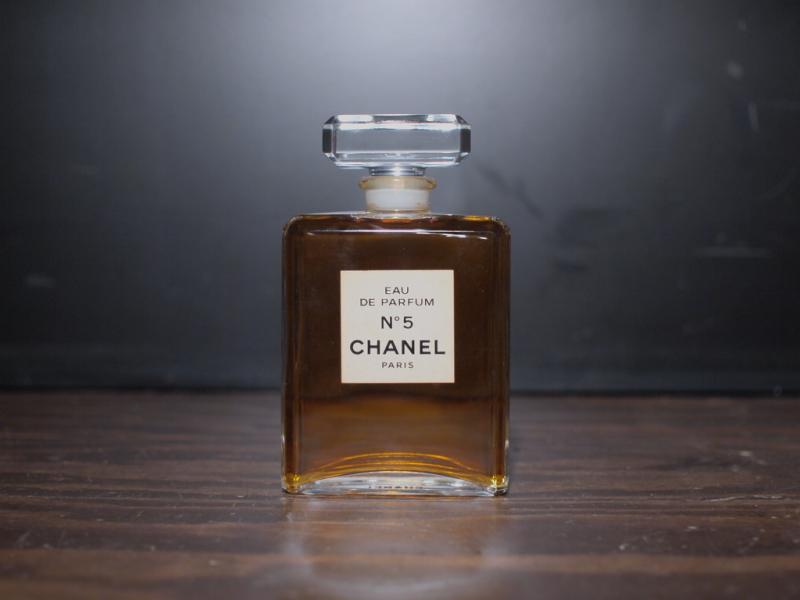 CHANEL / N°5 glass perfume bottle