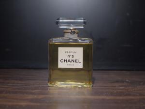 CHANEL / N°5 glass perfume bottle