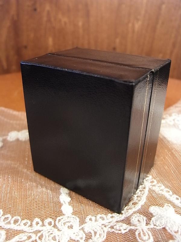 イギリス製黒リングホルダー、ブラックベルベットリング差し、ベッチンリングディスプレイ、エンゲージリングケース、かわいいリングケース、レトロなジュエリーケース LCM 6951(4)