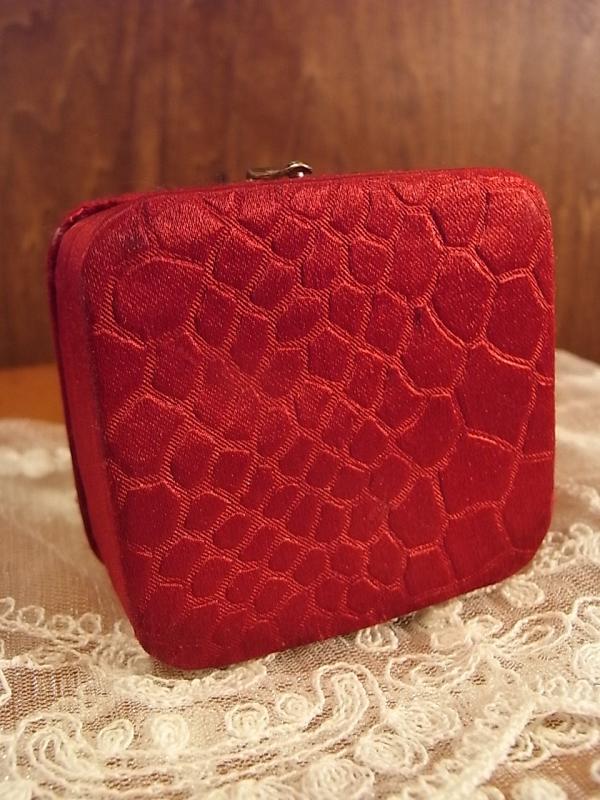 フランス製赤いジュエリーケース、レッド宝石ホルダー、サテンアクセサリーディスプレイ、かわいい小物ケース、アンティーク宝石ケース LCM 6956(7)