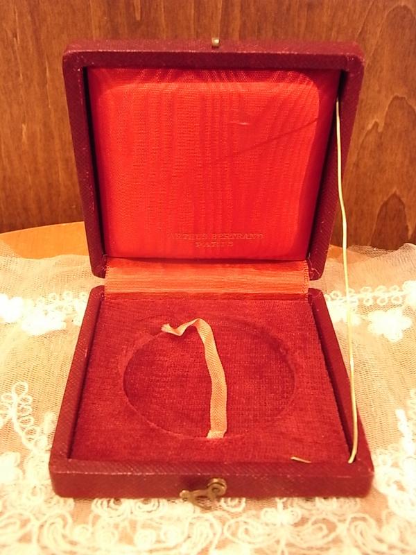 フランス製赤いジュエリーケース、宝石ケース、レッド宝石箱、ジュエリーディスプレイ、かわいいジュエリーケース　LCM 6970（2）
